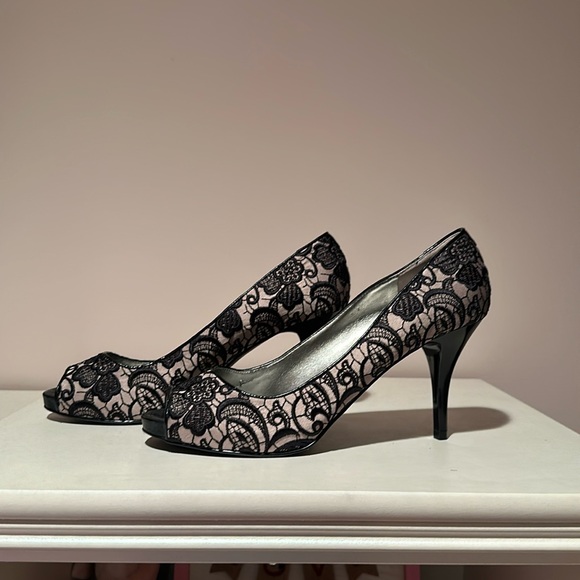 Guess Women’s Shows - Picture 1 of 3